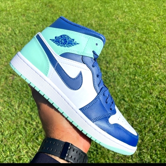 Nike Air Jordan 1 Mid Blue Mint White Navy AJ1 Size 9.5 MEN 554724-413 - Picture 1 of 7